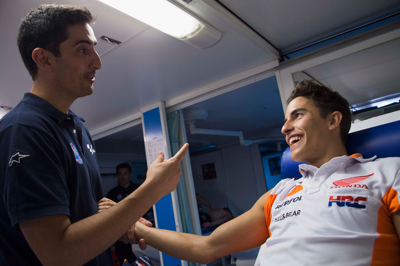 2017 MGP Clinica Mobile 12 Silverstone GP Marc Marquez y Carlos García en la clínica móvil