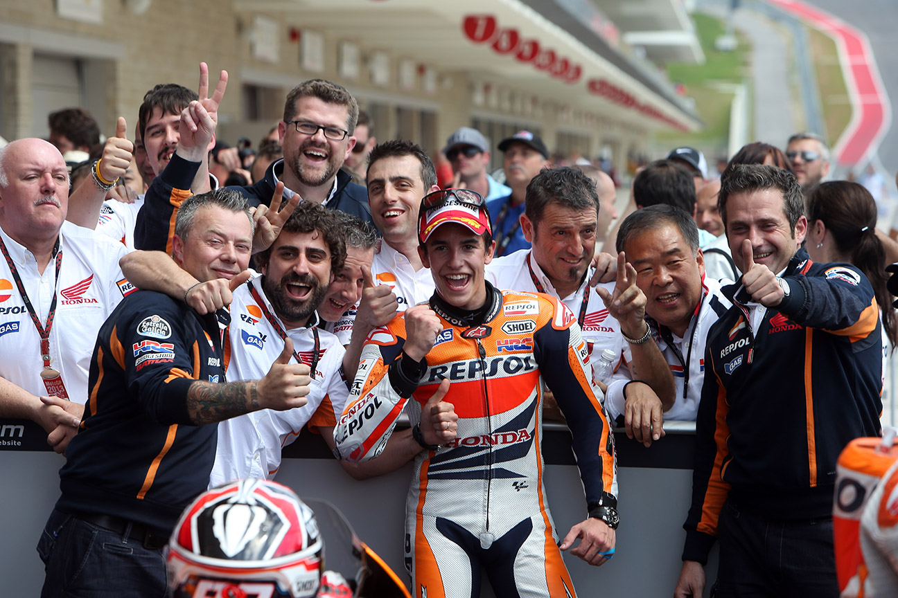 Marc Márquez celebrando la victoria con el equipo