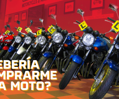 Motos aparcadas en batería con etiquetas de L
