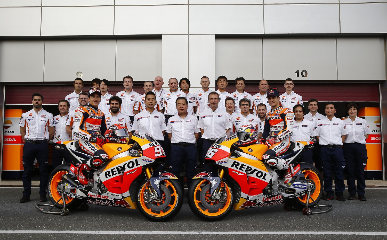 El Equipo Repsol Honda posando con las motos