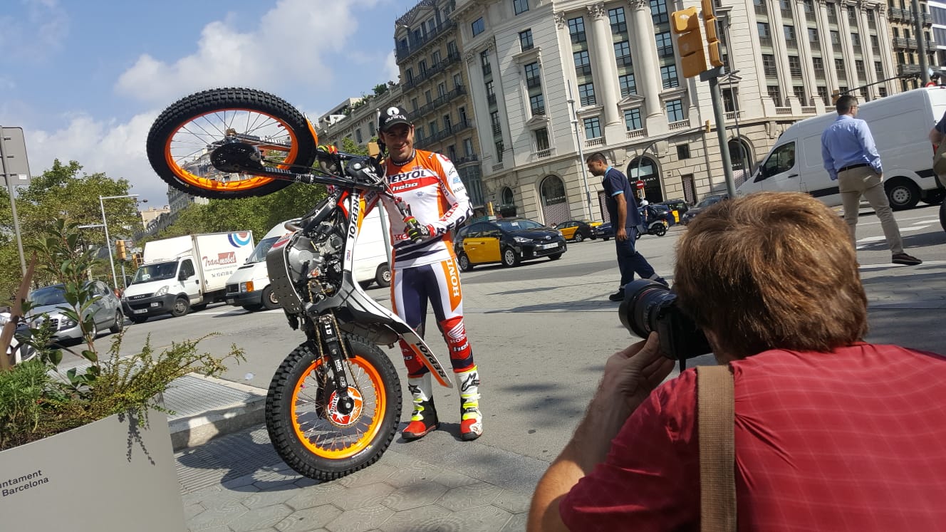 Toni Bou a pie con moto levantada