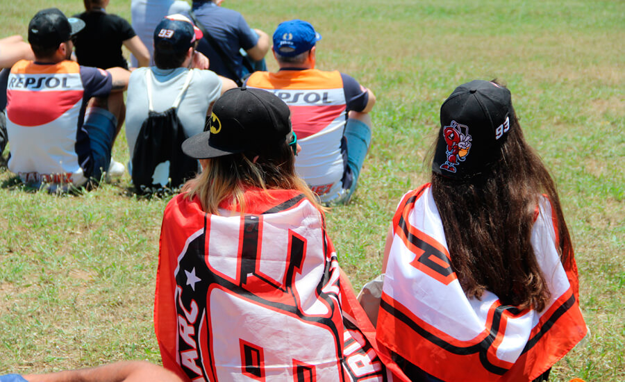 Aficionados_viendo_la_carrera_desde_la_pelouse Aficionados_viendo_la_carrera_desde_la_pelouse