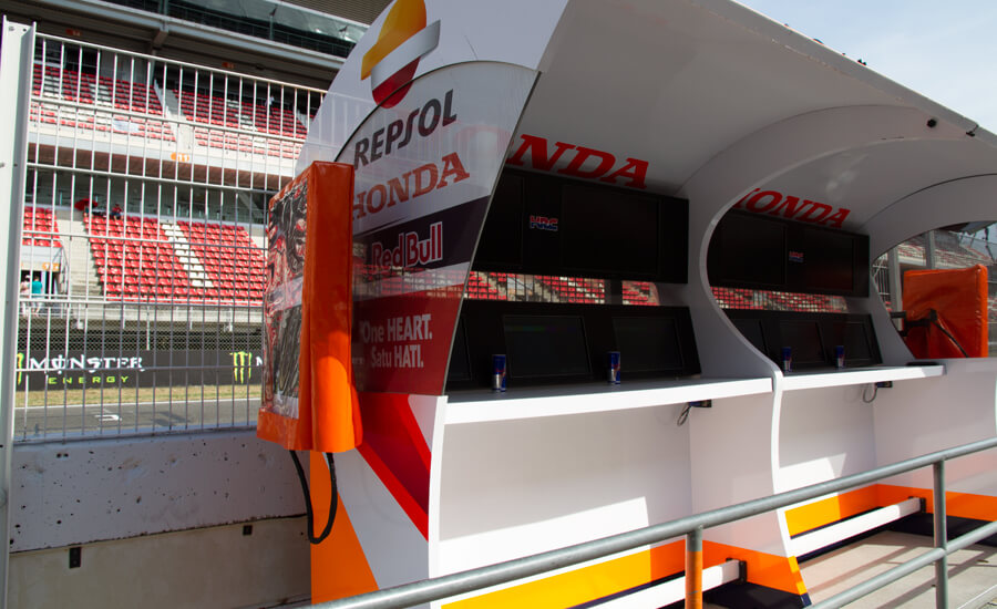 Cabina_de_control_del_equipo_Repsol_Honda_en_el muro Cabina_de_control_del_equipo_Repsol_Honda_en_el muro