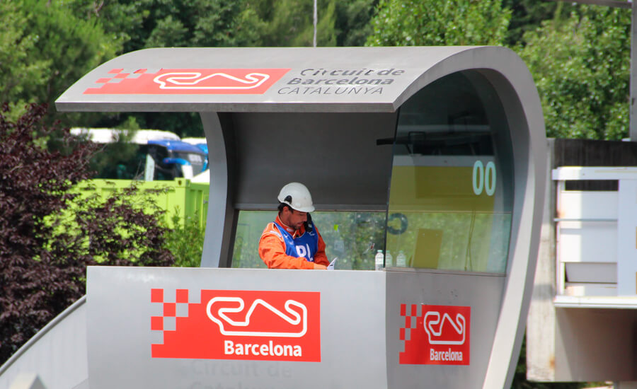Comisario_en_puesto_de_control_de_pista Comisario_en_puesto_de_control_de_pista