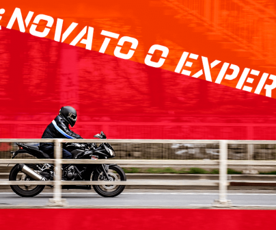 Motorista en CBR negra rodando junto a barandilla