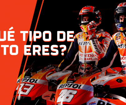 Marc Márquez y Dani Pedrosa parados sobre sus motos con la visera abierta