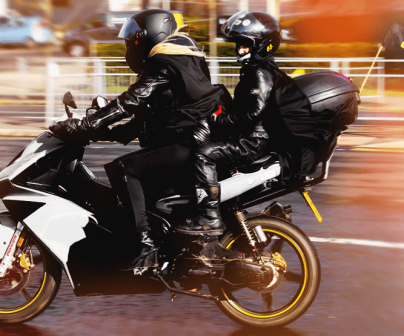 Madre e hijo en moto