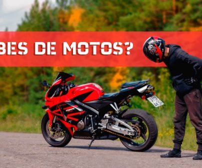 Hombre con casco mira hacia una moto roja aparcada