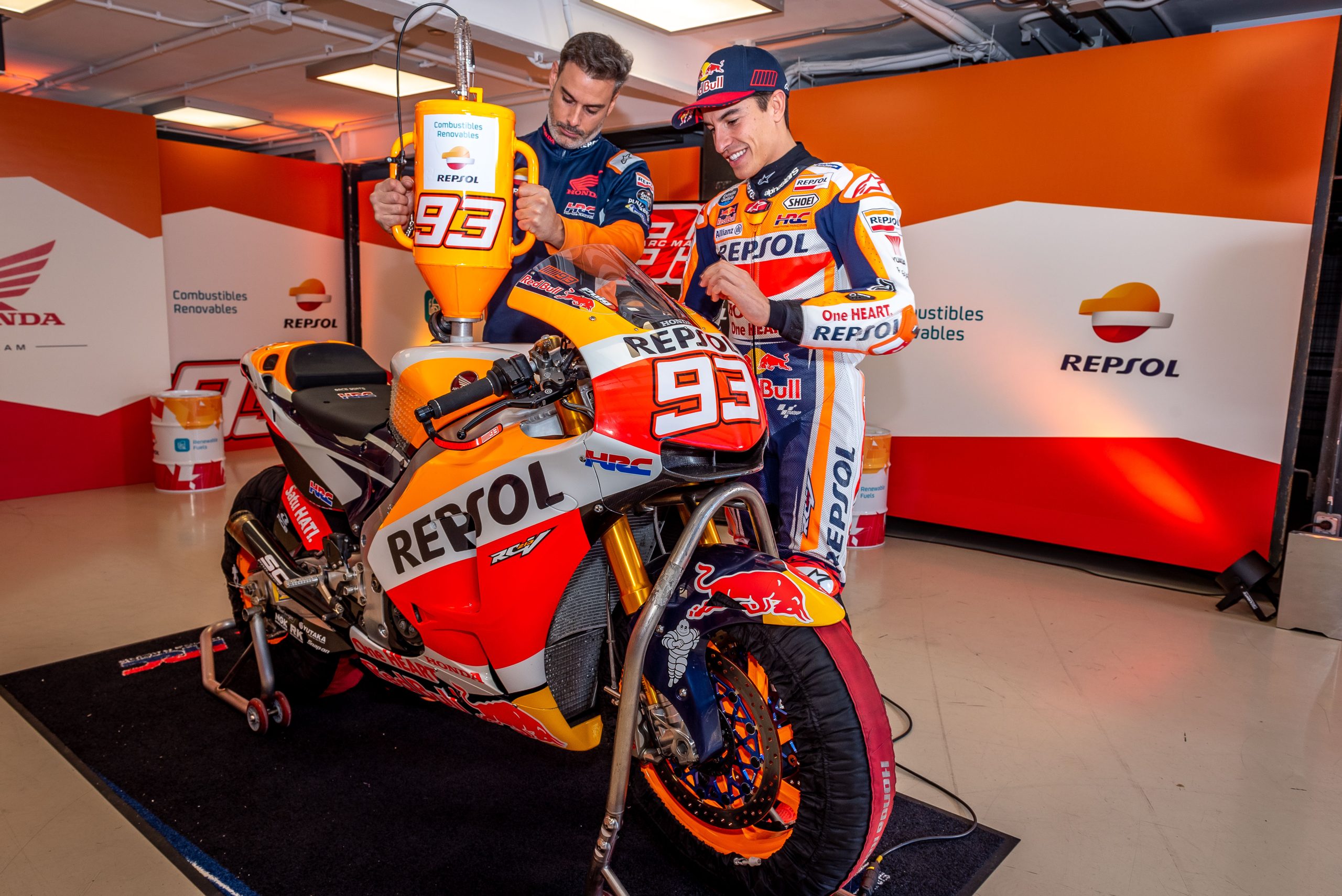 https___repsolmedia.com_repsolmedia_wp-content_uploads_2022_11_Repsol-Biocombustibles-Marquez-34-scaled Marc prueba el combustible renovable Repsol