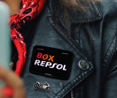 Insignia de club motero en la solapa de la chaqueta de cuero de una motorista Unparche motero con el logo del Box Repsol en la solapa de una chaqueta