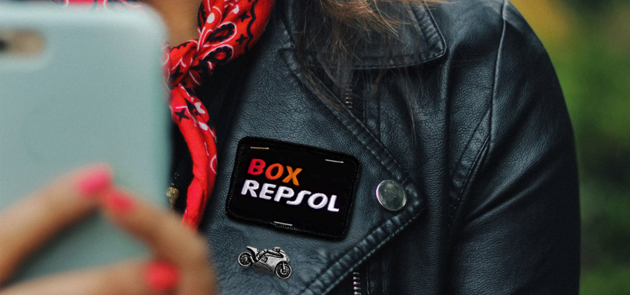 Insignia de club motero en la solapa de la chaqueta de cuero de una motorista Unparche motero con el logo del Box Repsol en la solapa de una chaqueta