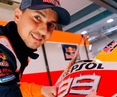 Jorge_lorenzo_poniendo_su_numero_sobre_su_rc213v