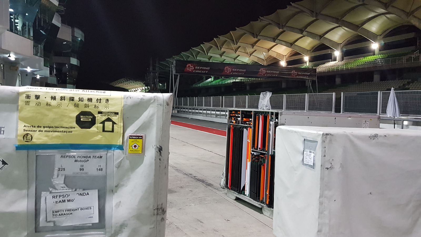 Cajas de material de MotoGP a punto de ser enviadas Cajones de material en el paddock