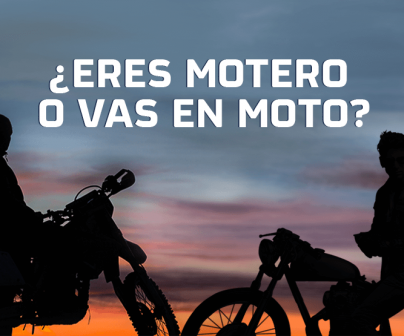 silueta de dos motoristas contra cielo de atardecer