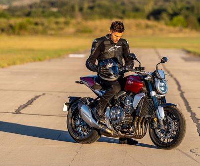 Motero sobre una moto parada, averías en moto