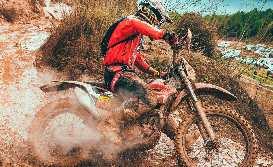 Moto de campo vs moto de carretera ¿cuál debes elegir?