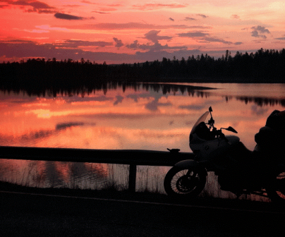 Moto touring en lago