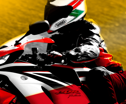Motorista en moto Honda CBR, en una composición con mucho contraste