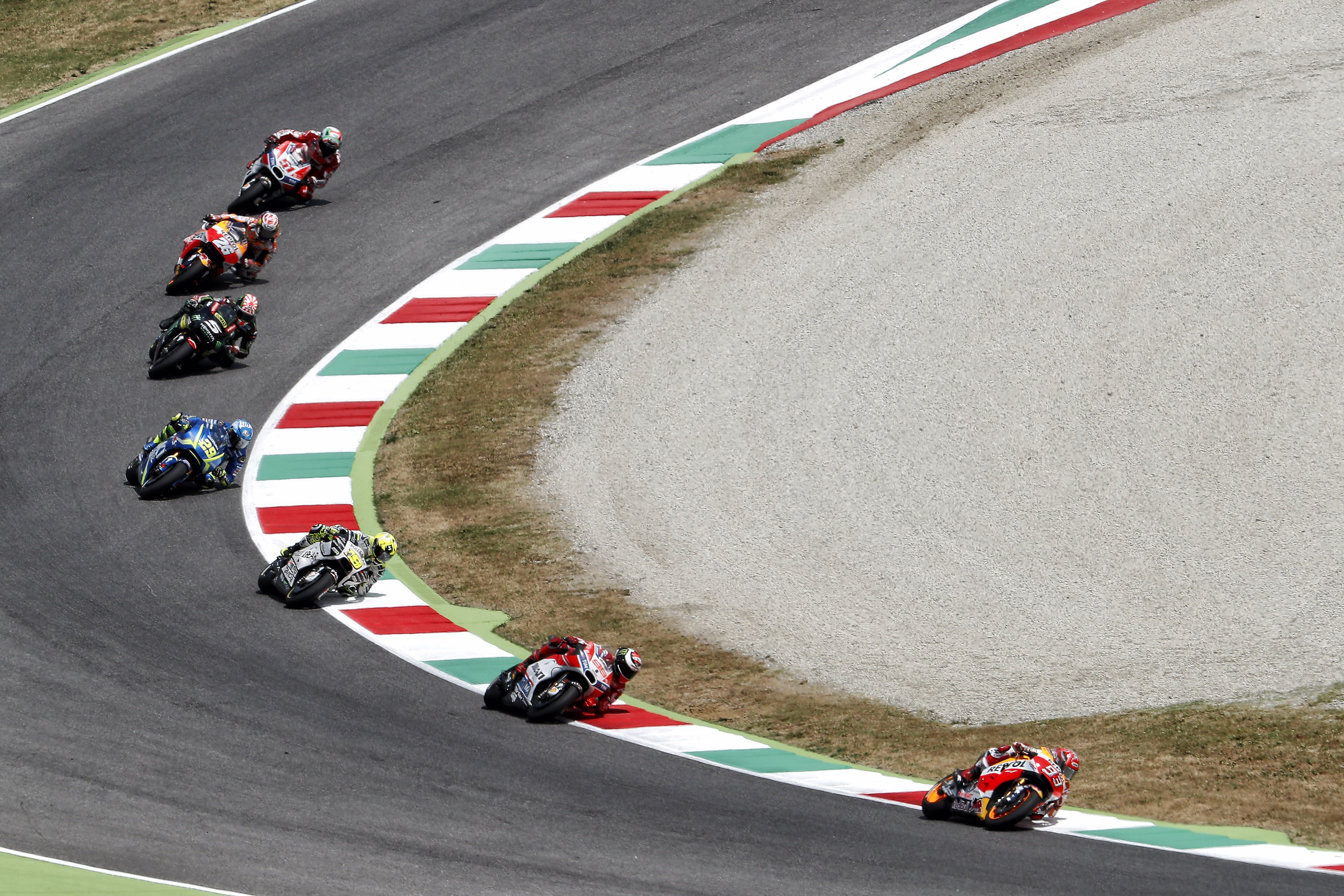 Márquez, Lorenzo, Bautista, Iannone, Zarco, Pedrosa y Pirro tomando una curva con puzolana en Mugello