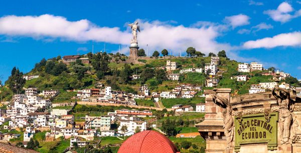 quito-ecuador Vista de un monumento en Quito, Ecuador