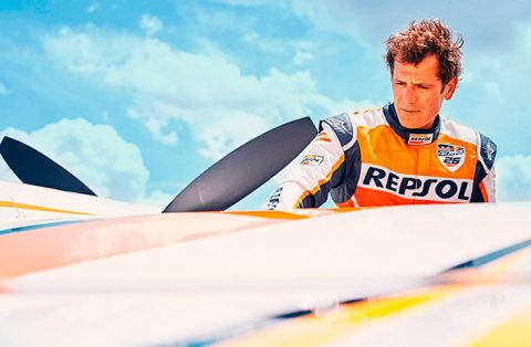 Juan Velarde, Red Bull Air Race Juan Velarde observa las hélices de su avión