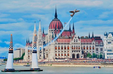 Red Bull Air Race en Budapest Aérea de Juan Velarde saliendo de los pilones