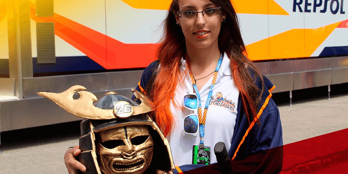 Fan de Dani Pedrosa sostiene su máscara samurái personalizada con el 26 Una fan de Dani Pedrosa en el Paddock sostiene una máscara de Sámurai DIY con el 26 y una katana DIY en su cintura