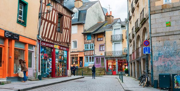 rennes-francia Calle del casco viejo de Rennes en Francia