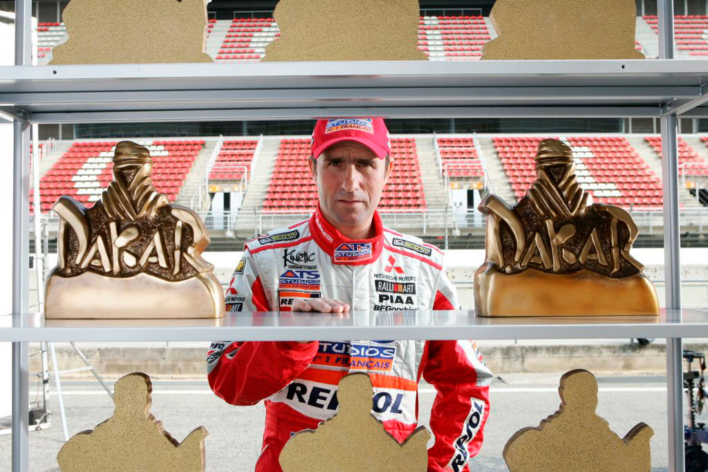 Stephane Peterhansel con sus trofeos de dakar