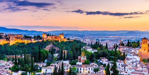 Ciudad de Granada Vista de la ciudad de Granada con castillo