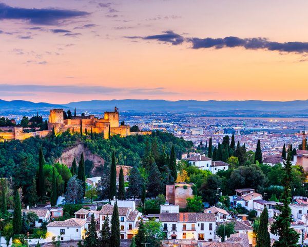 Ciudad de Granada Vista de la ciudad de Granada con castillo