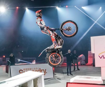 Toni Bou realizando un salto en el X-trial Rennes 2020