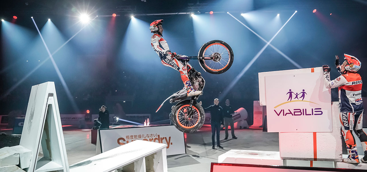 Toni Bou realizando un salto en el X-trial Rennes 2020