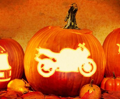 Tres calabazas de Halloween talladas con motivos moteros