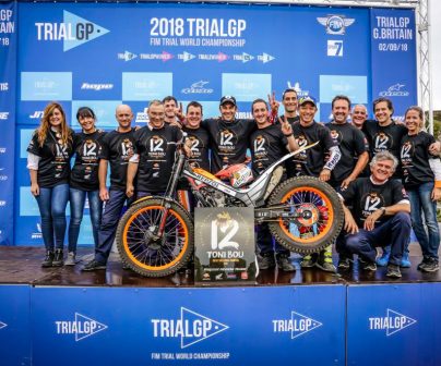 Toni Bou y su equipo celebrando la victoria en el TrialGP de Gran Bretaña 2018