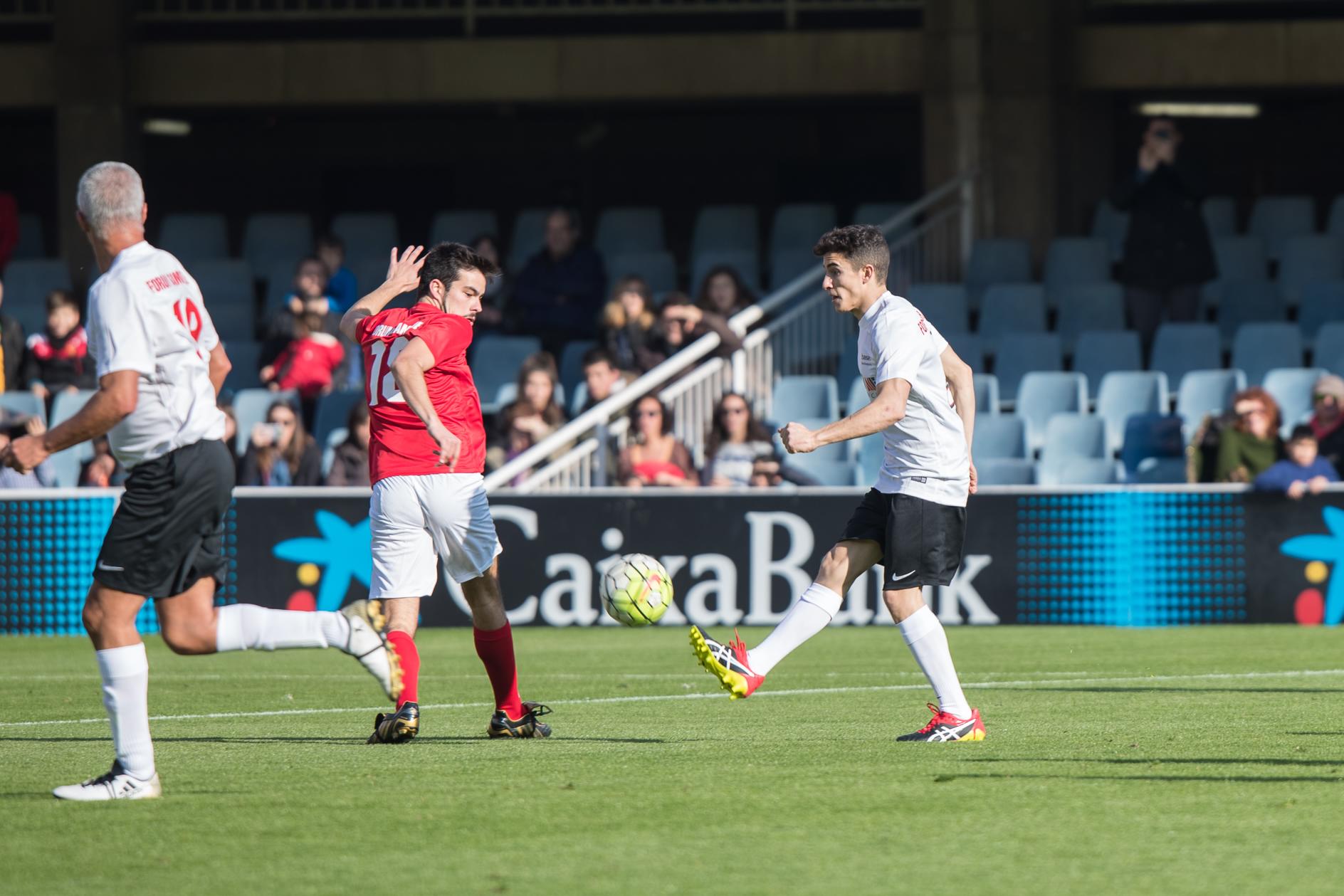 Marc Márquez pateando el balón