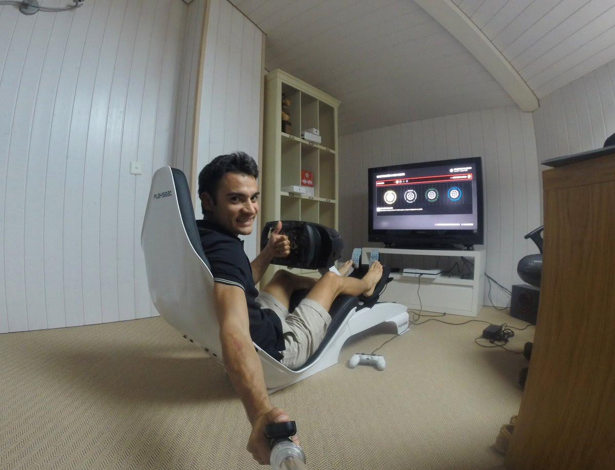 Dani Pedrosa con atrezzo gamer