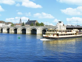 Dagtocht Boottocht naar ’t Bassin en Maastricht Dagtocht Boottocht naar ’t Bassin en Maastricht