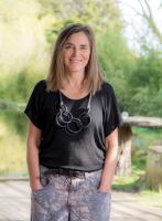 Ms Claudia Nye Knight