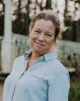 Ms Anna Woodward
