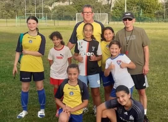 Laurent TARANTE et Pierre-Édouard BOIX avec de jeunes joueuses de la JS Apt