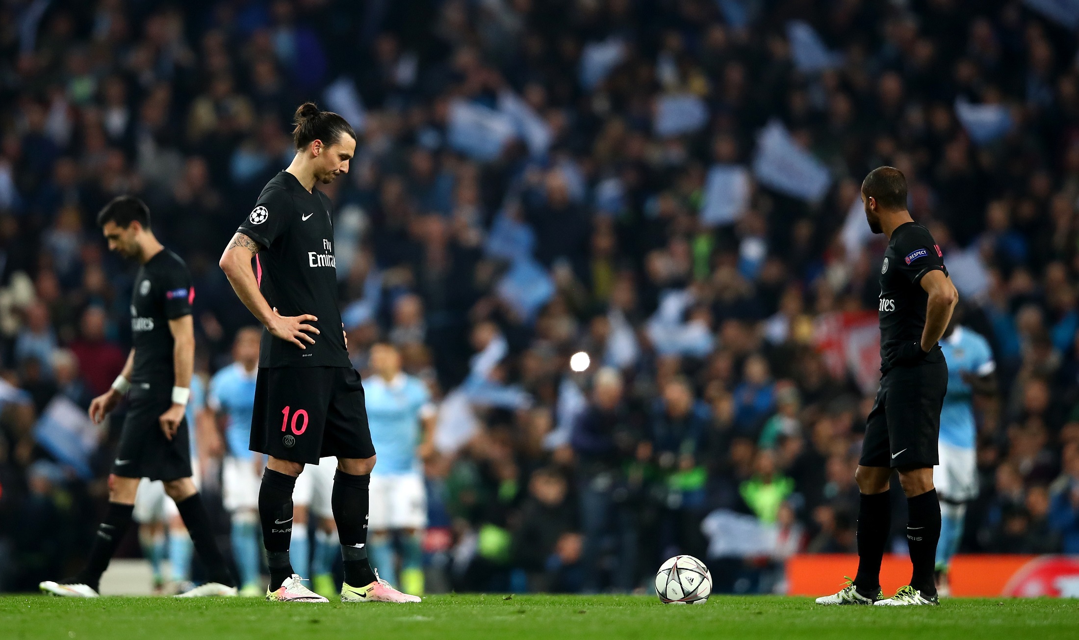Zlatan Ibrahimovic se lamenta tras recibir un gol en contra en el Manchester City-PSG de la Champions League 15/16.