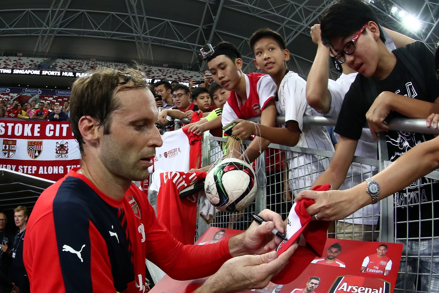 Peter Cech firma autografi ai suoi nuovi tifosi Gunners