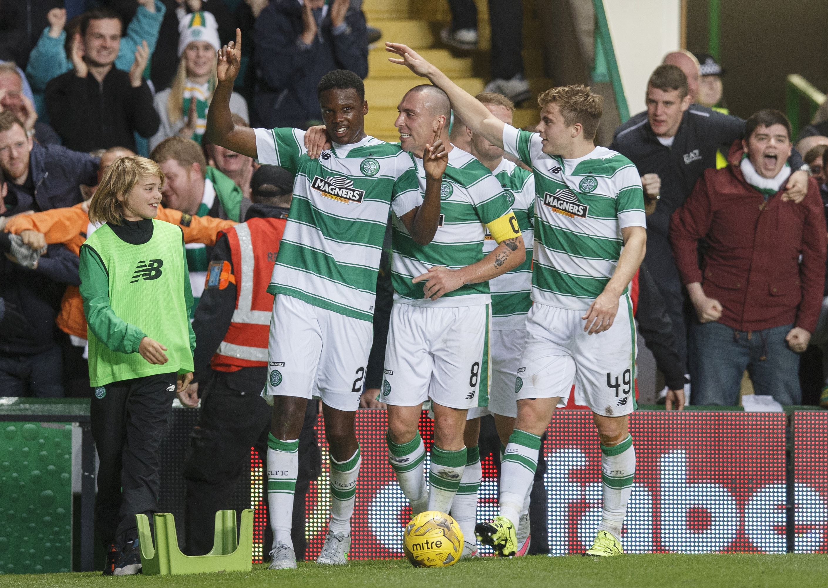 I giocatori del Celtic festeggiano un gol nel 3° turno preliminare con il Qarabag
