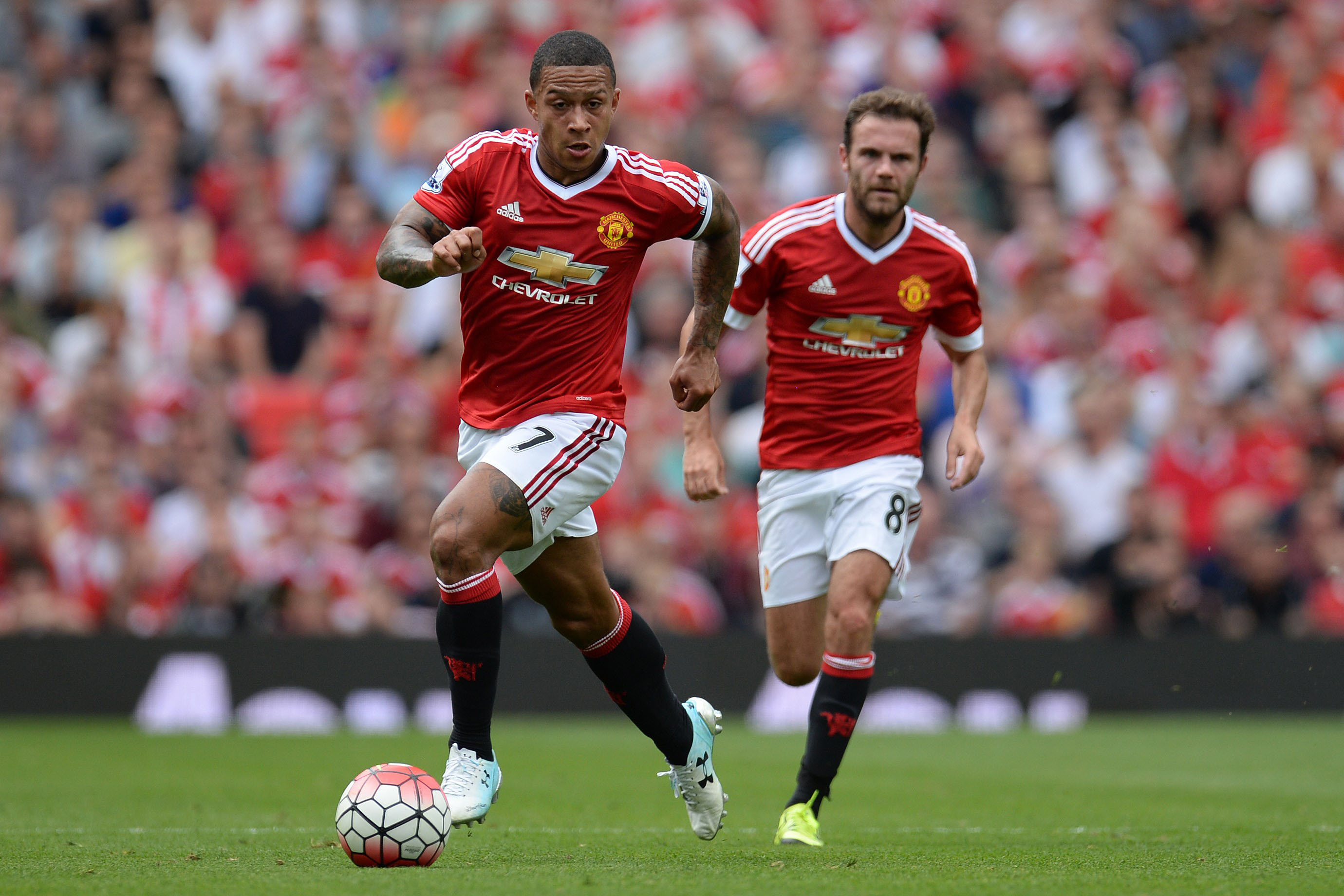Memphis Depay e Juan Mata in azione