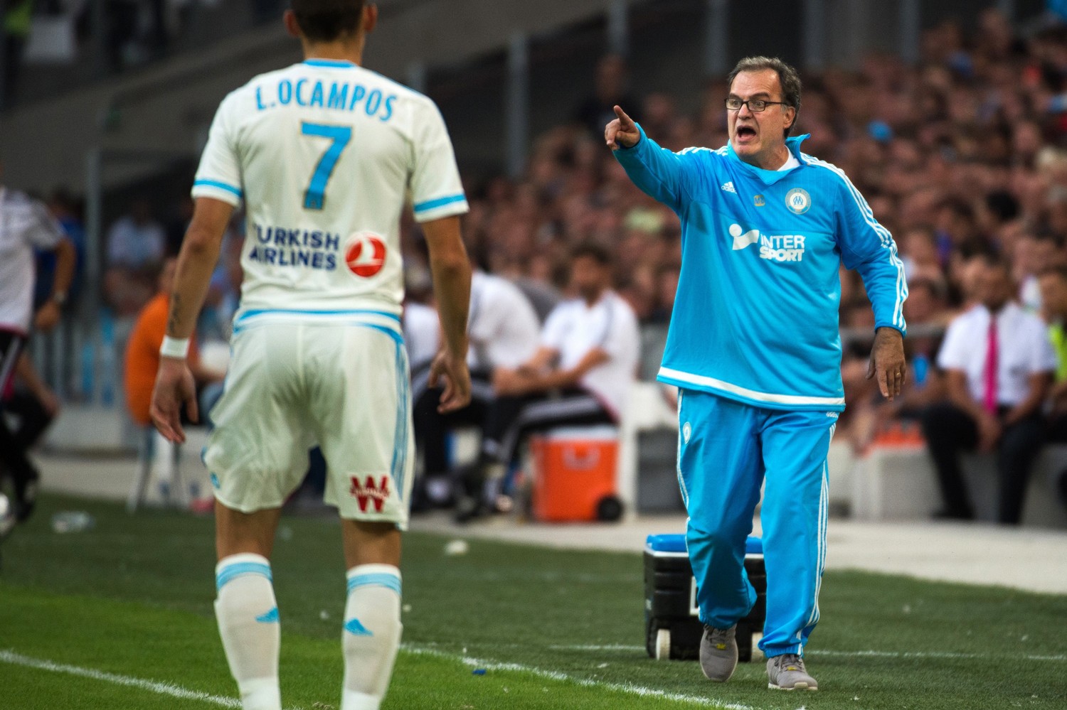 Un Bielsa versione "pigiama" dà indicazioni ad Ocampos