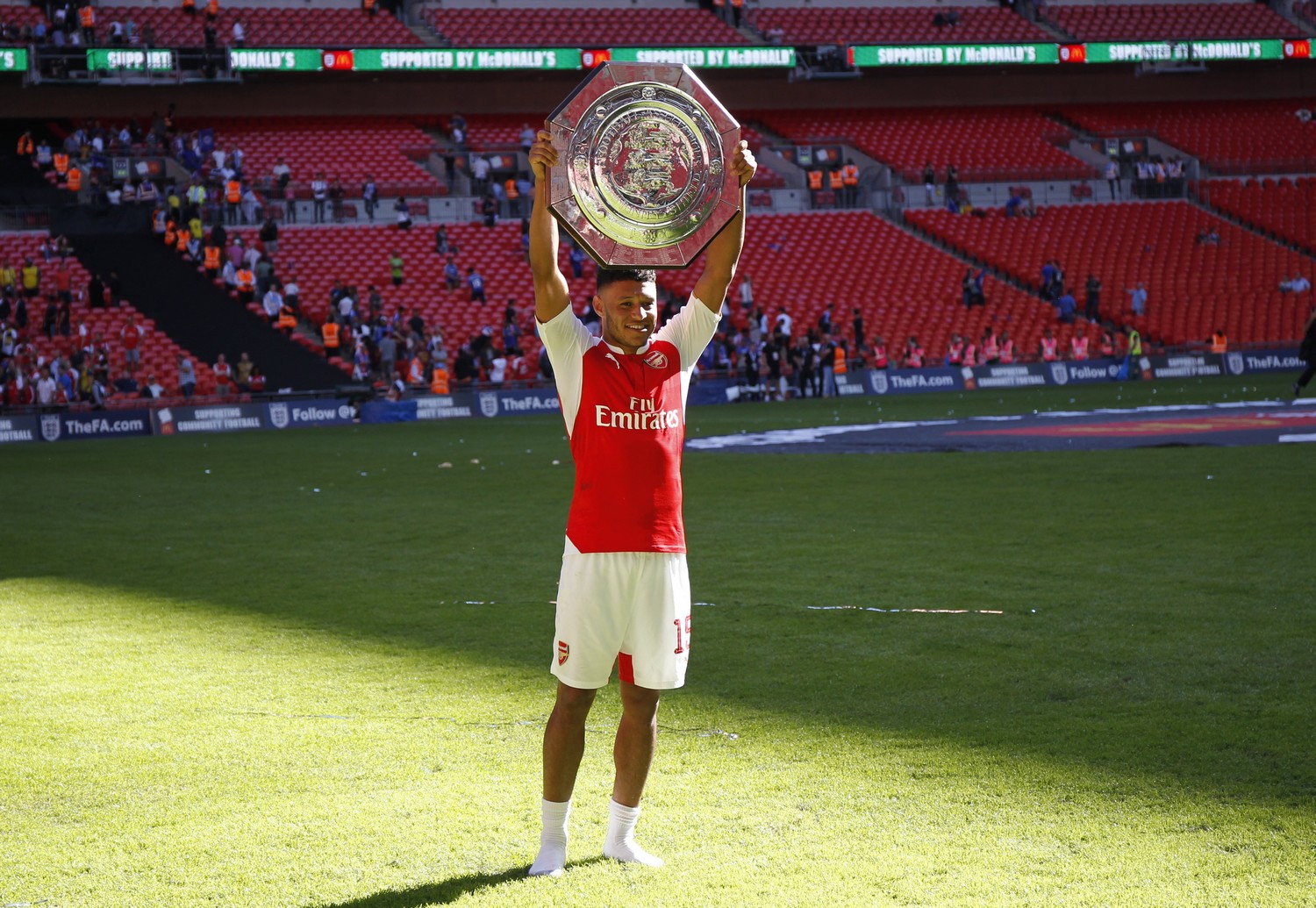 Nel primo tempo Oxlade-Chamberlain riceve sulla destra, si accentra e batte Courtois col sinistro. Il Community Shield è dell'Arsenal