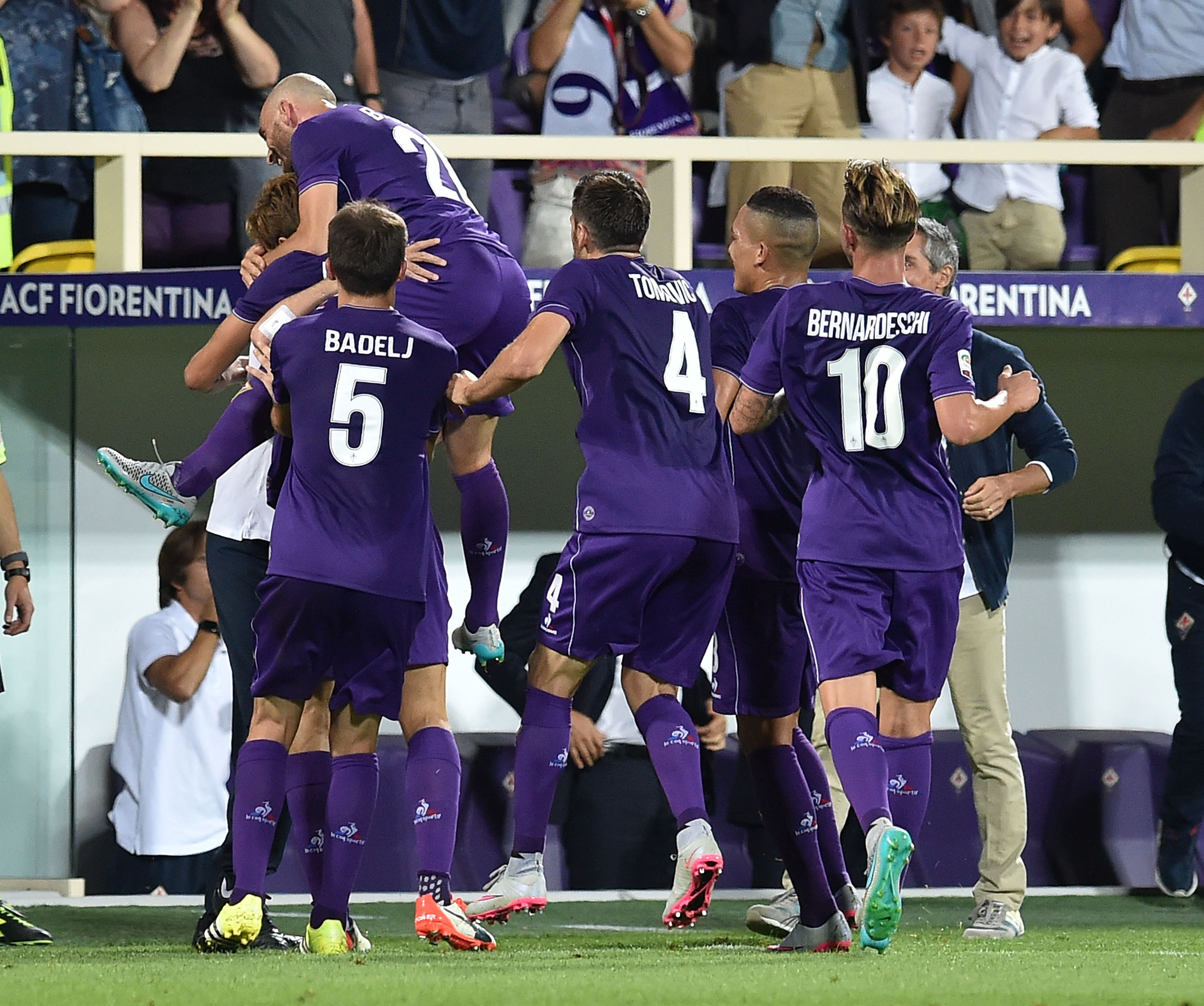 La Fiorentina in festa dopo il 2-0 contro il Milan nella prima giornata
