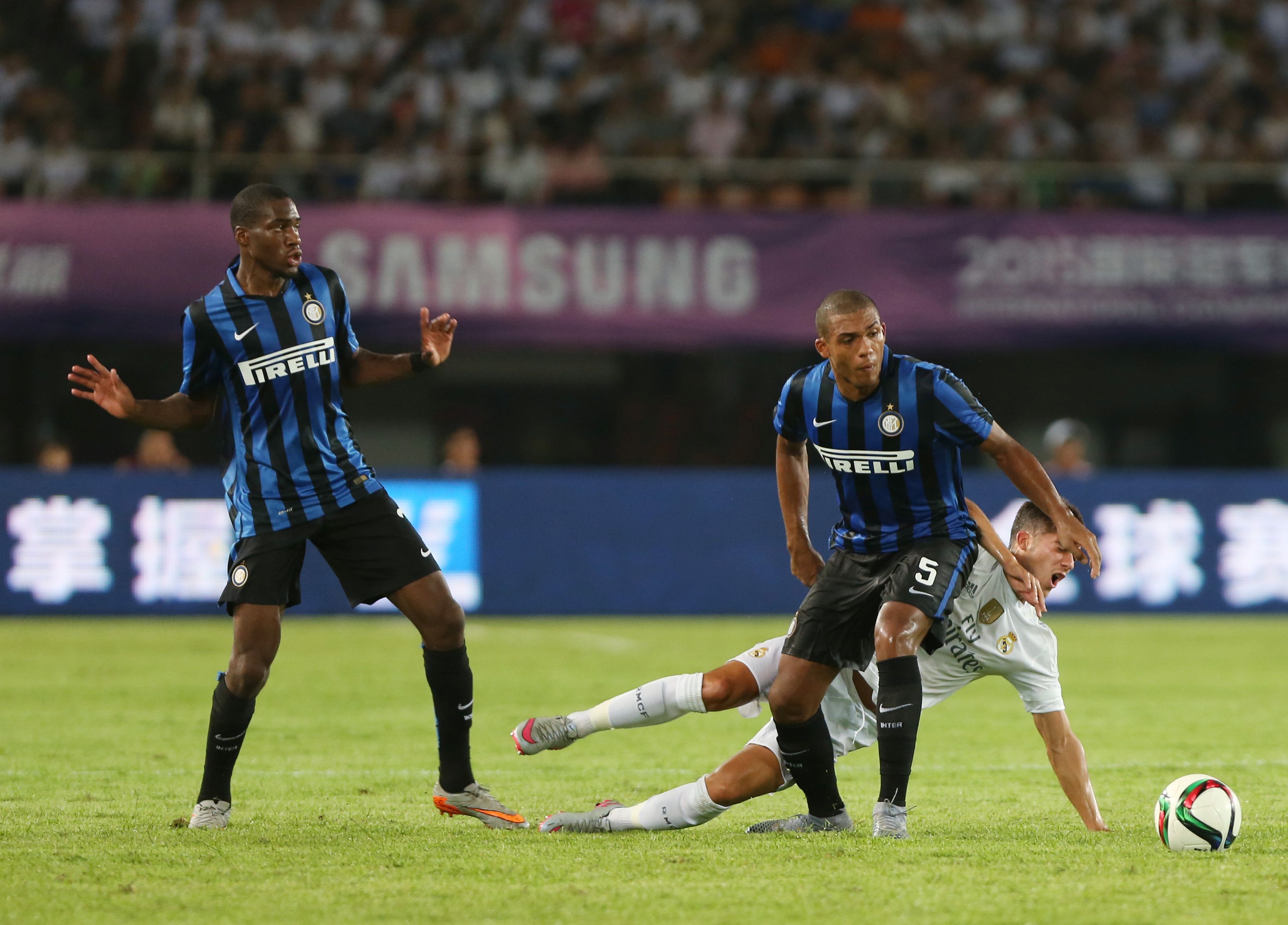Juan Jesus e Geoffrey Kondogbia in azione con la maglia dell'Inter