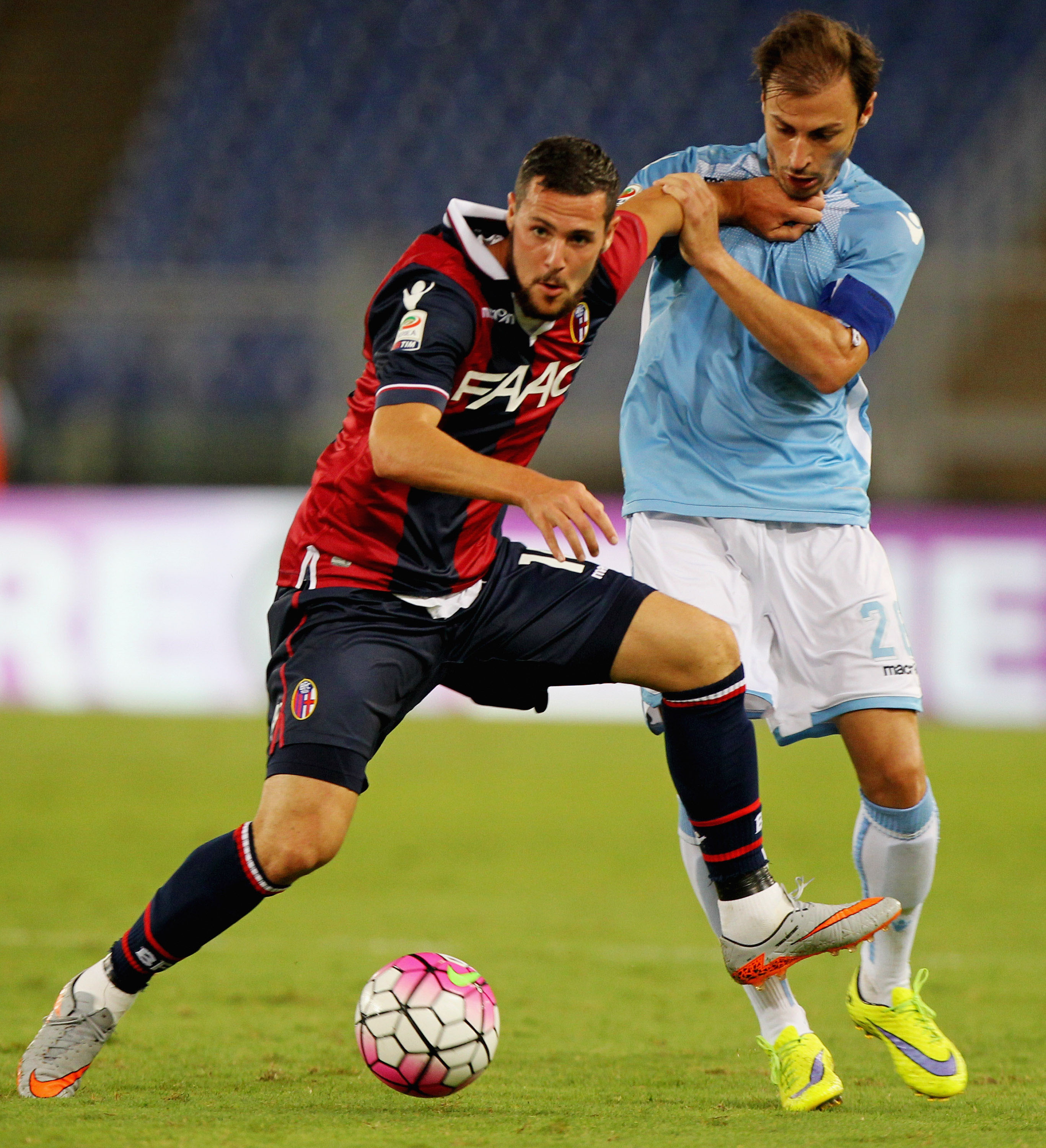 Mattia Destro all'esordio con la maglia rossoblu con la Lazio